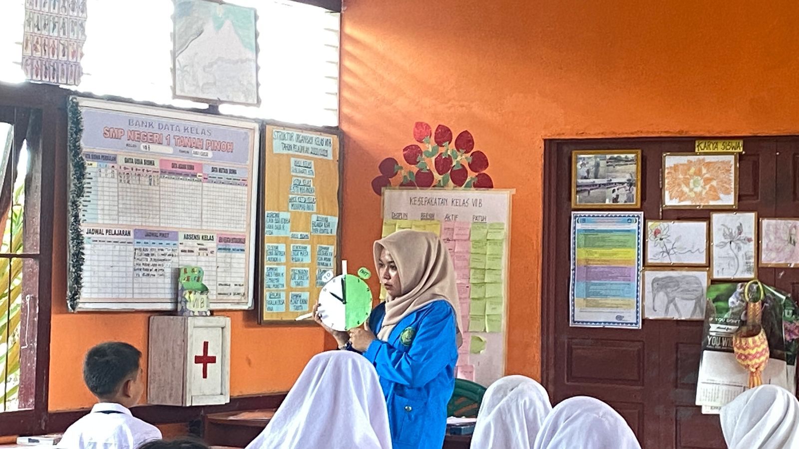 Mahasiswa PLP2 IKIP PGRI Pontianak sedang mengajar di dalam kelas di SMP N 1 Tanah Pinoh