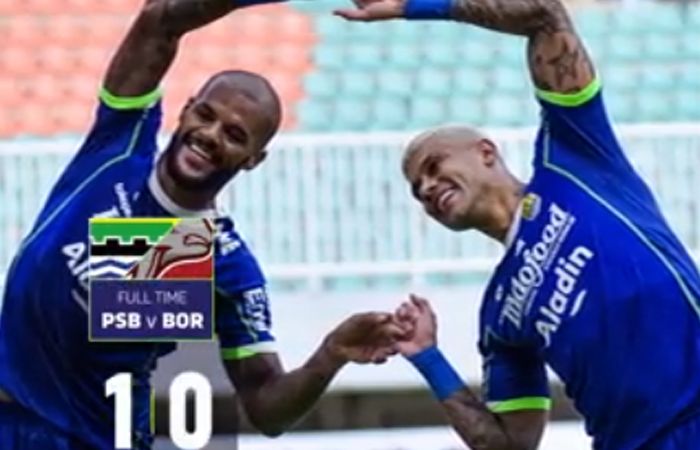 David da Silva dan Ciro Alves merayakan gol semata wayang ke gawang Borneo FC.
