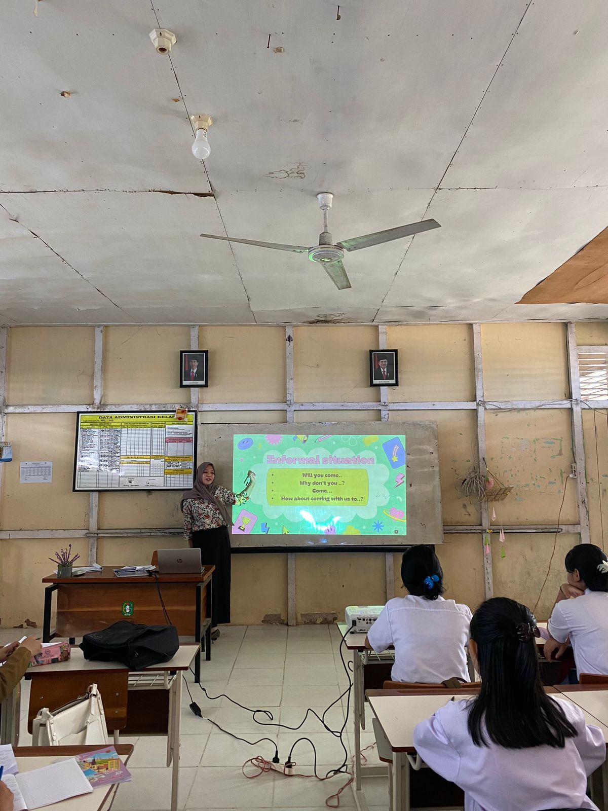 Mahasiswa PLP 2 IKIP PGRI Pontianak praktek mengajar di kelas di SMA N 1 Nanga Pinoh