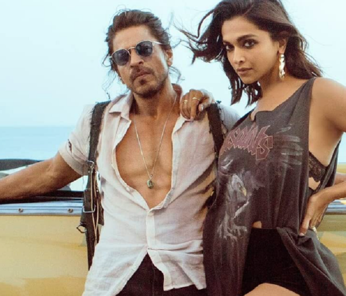 Shah Rukh Khan dan Deepika Padukone dalam Film Pathaan. 