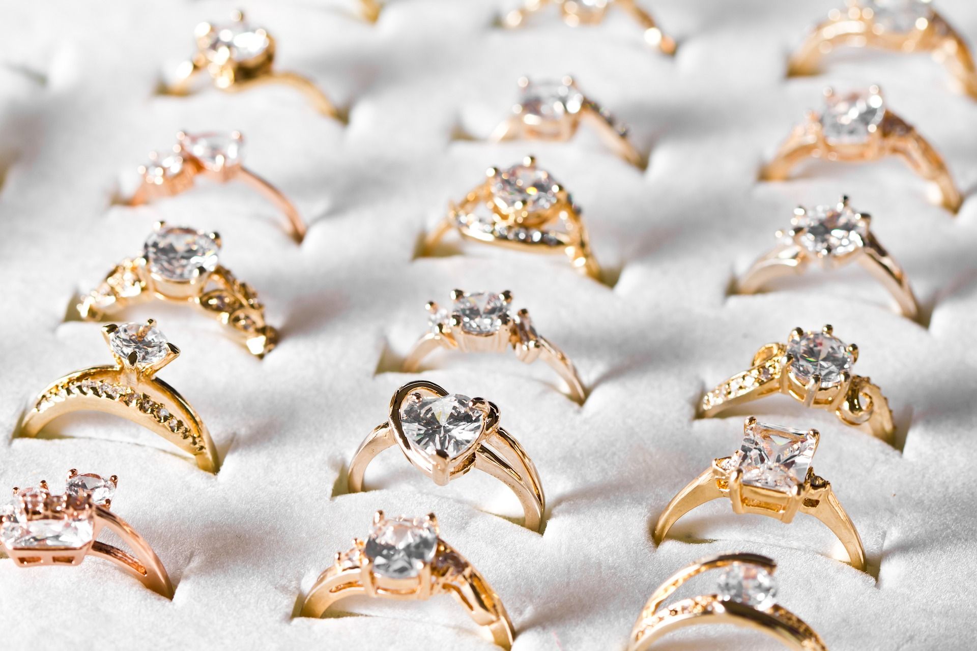 Ilustrasi - Harga emas perhiasan hari ini 26 Januari 2023, koleksi terbaru Semar Nusantara ada cincin - gelang mulai Rp469 ribu, kadar emas 70 persen.