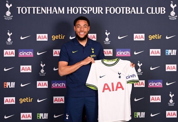 Potret Arnaut Danjuma sesaat setelah menandatangani kontrak pinjaman dari Villarreal