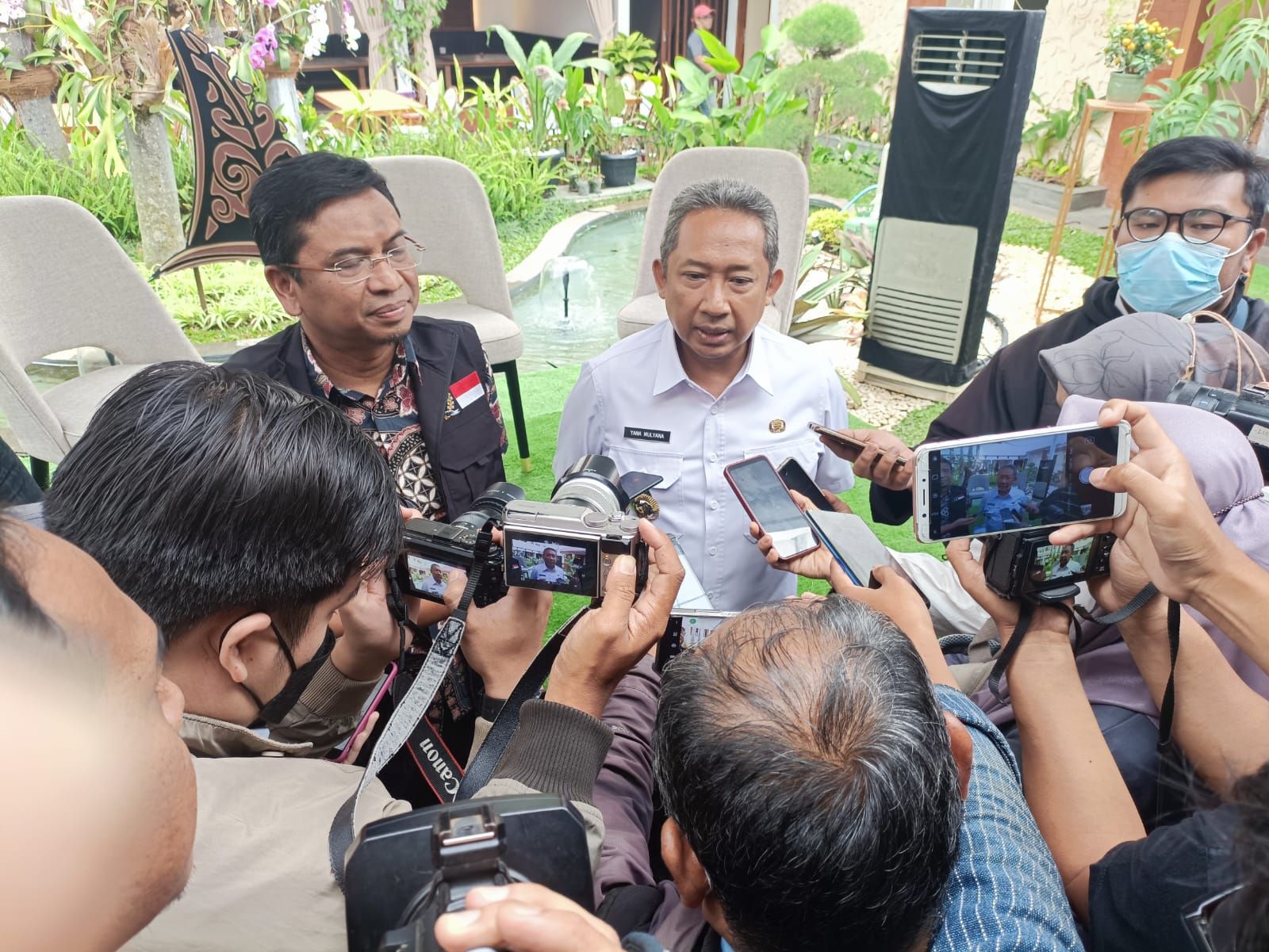 Wali Kota Bandung, Yana Mulyana menyampaikan, jika Pemkot Bandung bakal menambah beberapa kolam retensi dan sumur imbuhan untuk menangani banjir terutama di musim hujan.