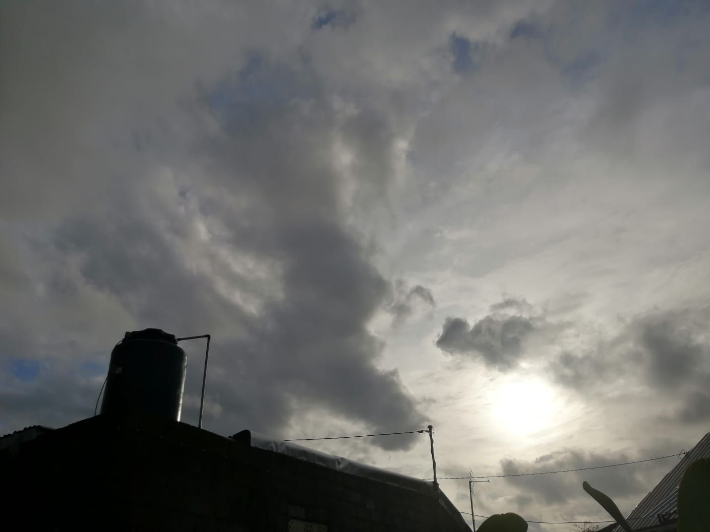 Ilustrasi prakiraan cuaca. Langit pagi berawan disertai gerimis saat fajar.
