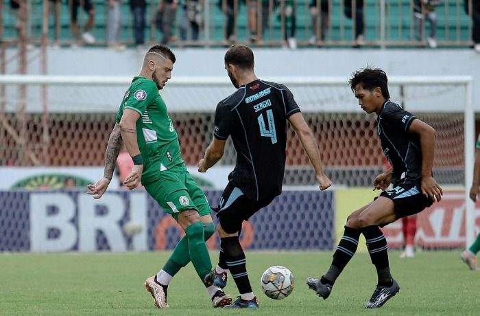 Pemain PSS Sleman berusaha melewati pemain Arema FC, Kamis 26 Januari 2023
