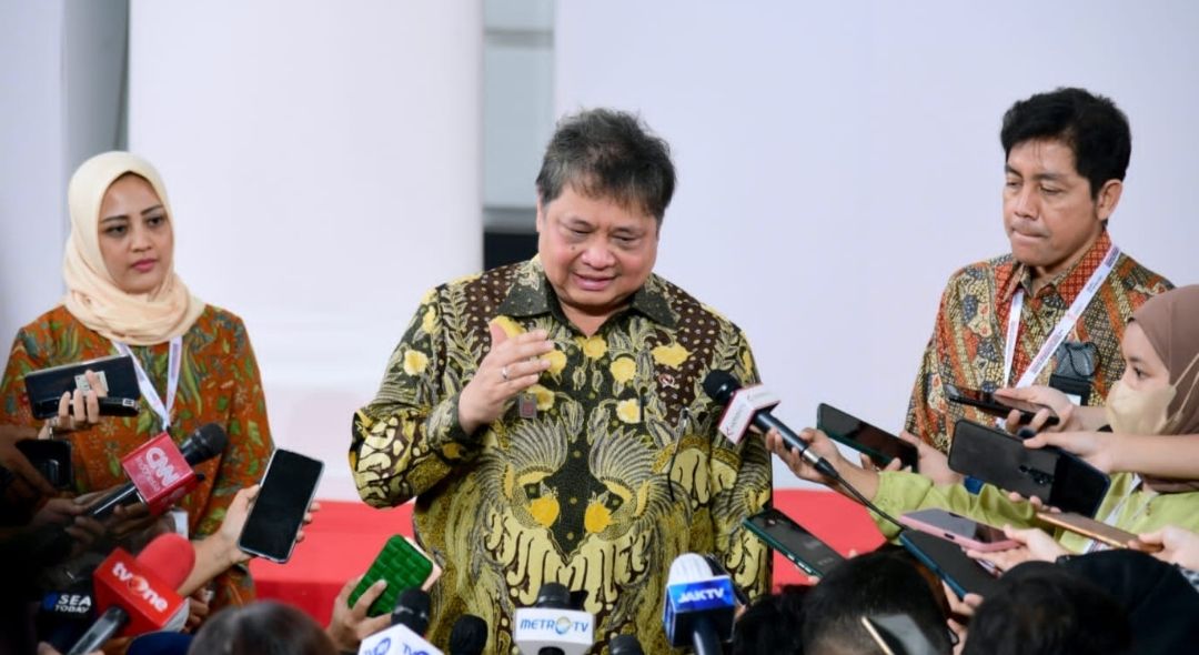 Airlangga Hartarto memberikan keterangannya kepada awak media