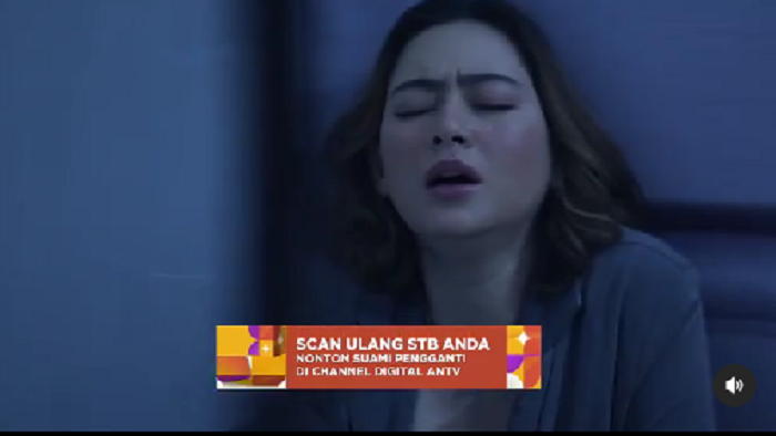 Nampak Ariana tak sadarkan diri karena terkunci ruang pendingin di resto Riri. 