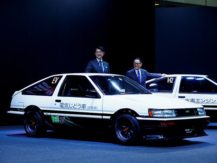 Presiden Toyota Motor Corporation Akio Toyoda dan Presiden Toyota GAZOO Racing Company Koji Sato menghadiri acara untuk Toyota GAZOO Racing dan LEXUS di Tokyo Auto Salon 2023 di Makuhari Messe di Chiba, sebelah timur Tokyo, Jepang 13 Januari 2023. 