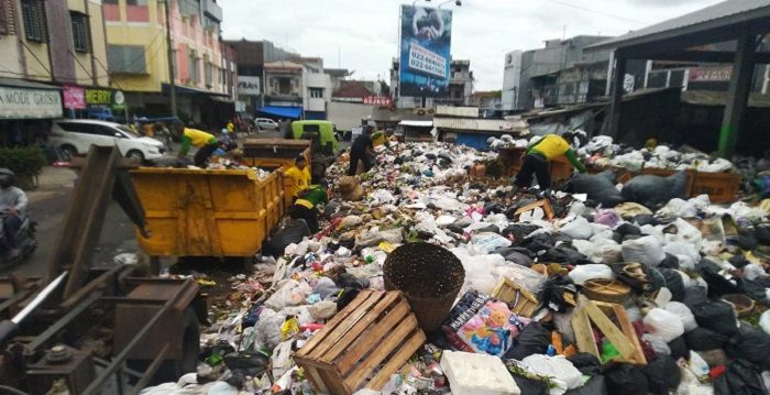 Sampah Menggunung Di Sejumlah TPS Kota Tasikmalaya, Akibat Ada ...