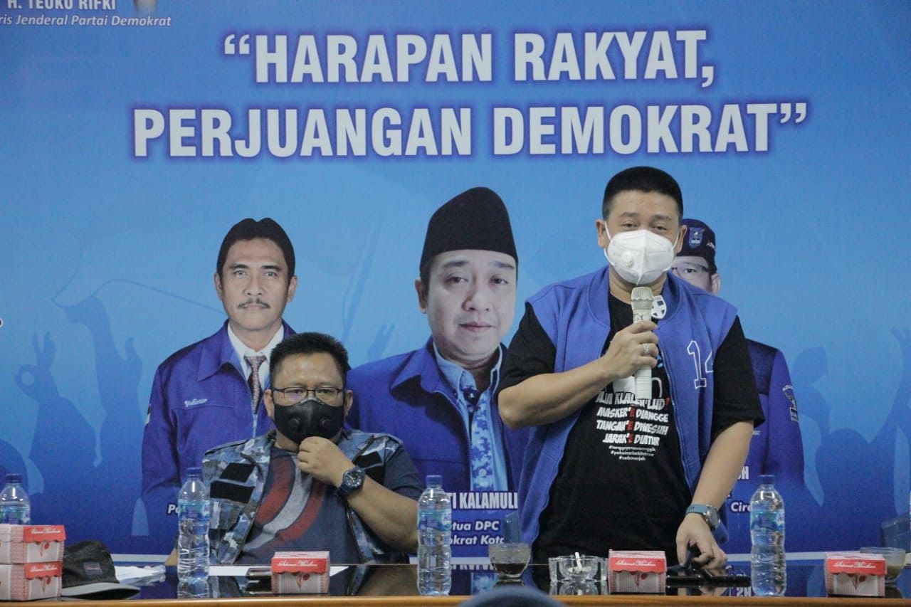 Sekretaris Partai Demokrat Jawa Barat, M Handarujati Kalamullah (berdiri).