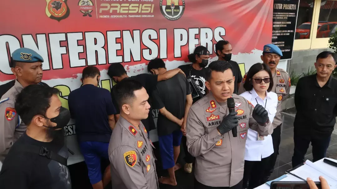 Kapolres Cirebon Kota AKBP Ariek Indra Sentanu saat ekspose kasus pencurian uang puluhan juta.