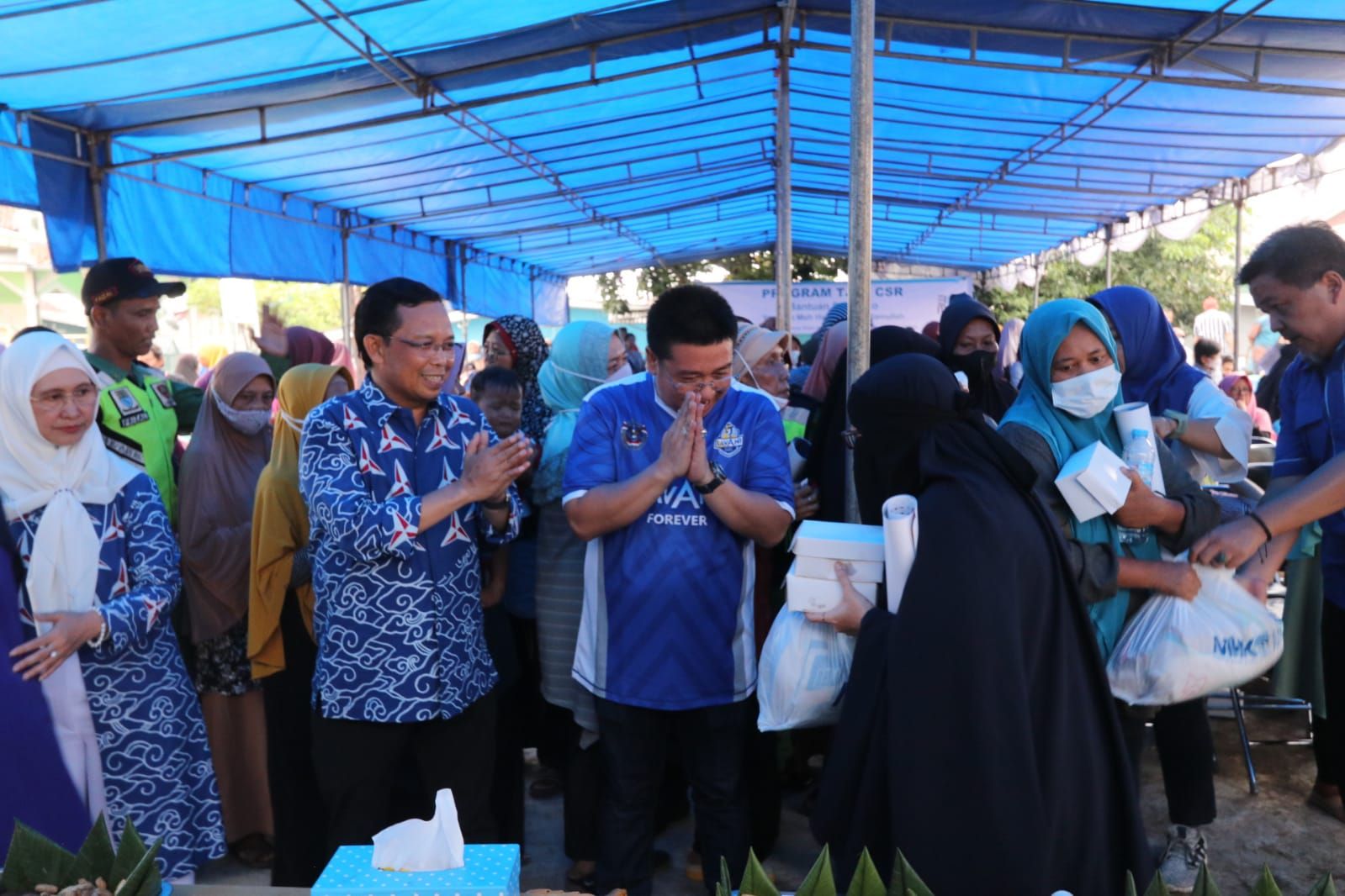 Anggota DPR RI Herman Khaeron bersama Wakil Ketua DPRD Kota Cirebon, M Handarujati Kalamullah, membagikan paket sembako kepada warga di 2 kecamatan di Kota Cirebon.