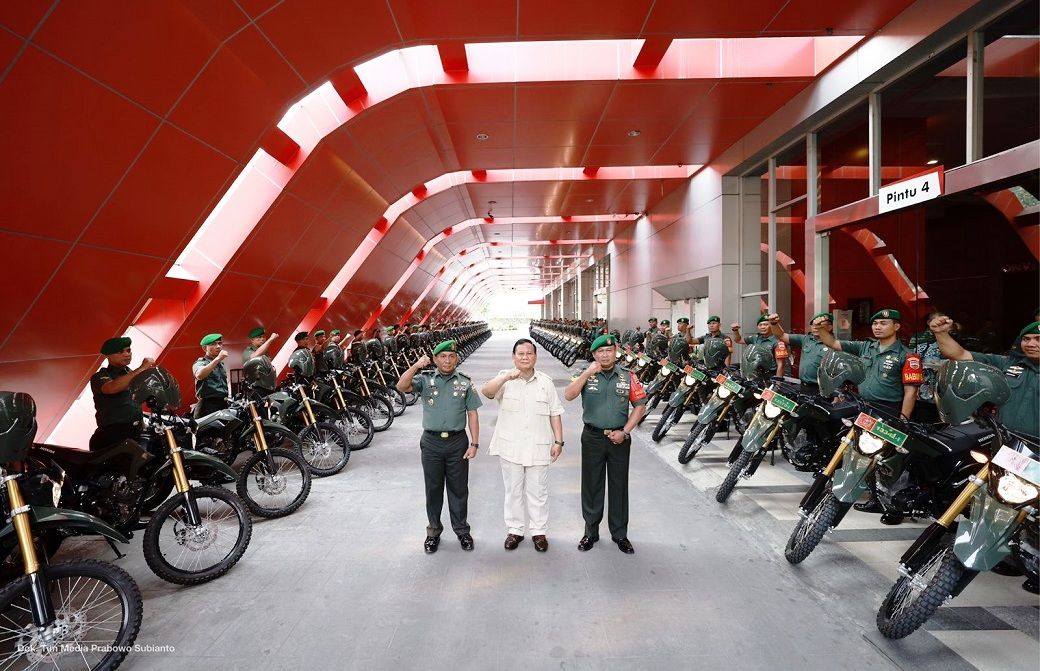 Prabowo secara simbolis menyerahkan 100 unit sepeda motor kepada Babinsa Kodam I Bukit Barisan. Foto: dok. Tim Media Prabowo Subianto