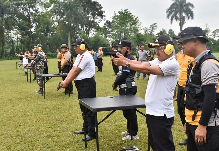 Bupati ikuti latihan menembak Polres Wonosobo bersama jajaran Forkopimda, di Lapangan Tanjungsari, Kecamatan Sapuran pada Jumat, 27Januari 2023
