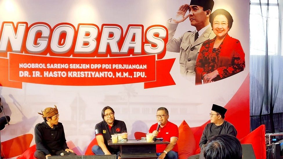 Acara ngobrol santai bareng Sekjen (Ngobras) PDI Perjuangan (PDIP) Hasto Kristiyanto di kantor DPC Kota Bandung pada Jumat (27/1/2023) sore. Foto: PDIP