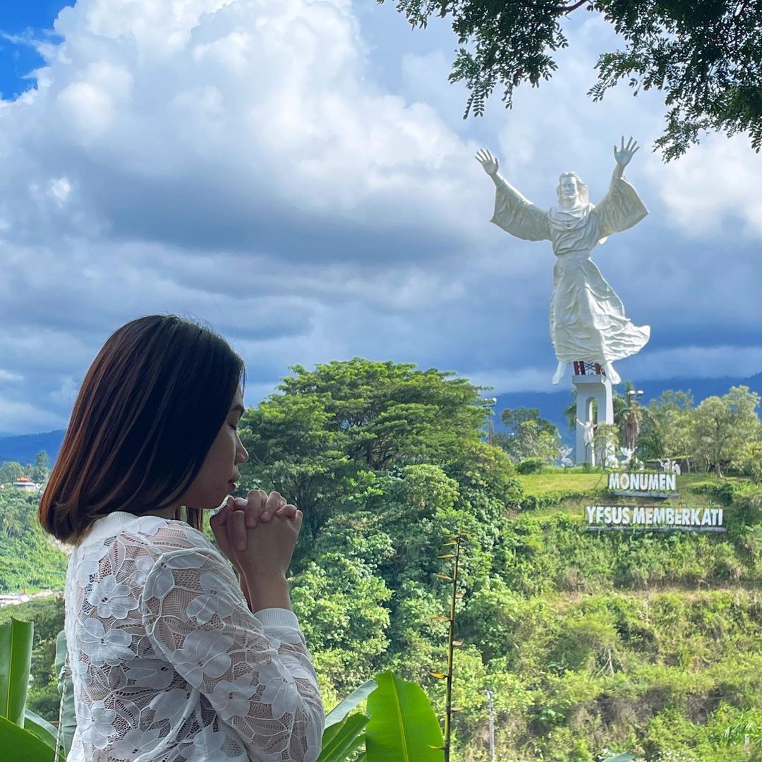 Wisata religi di Kota Manado adalah Patung Yesus Citraland