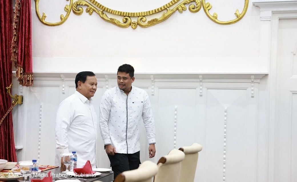 Menhan Prabowo Subianto berkunjung ke rumah dinas Wali Kota Medan, Bobby Afif Nasution, Kamis (26/1/2023) malam. Foto: dok. Tim Media Prabowo