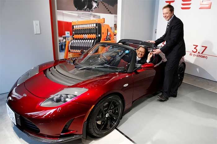 Presiden Toyota Motor Corp Akio Toyoda (kiri) diberikan kunci mobil listrik Roadster Tesla Motor oleh Kepala Eksekutif Tesla Motor Inc Elon Musk saat sesi foto pada konferensi pers di Tokyo 12 November 2010. 
