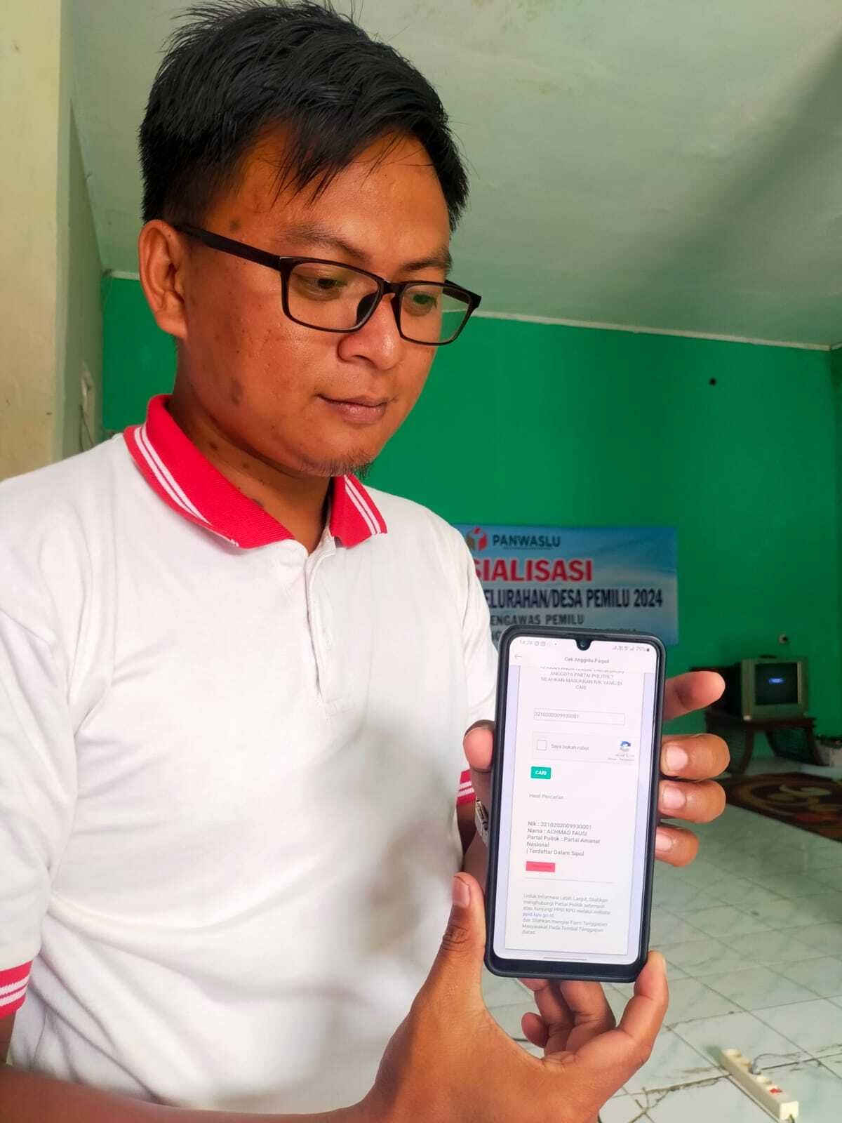 Salah seorang petugas Panwascam Cigasong Kabupaten Majalengka tengah memperlihatkan calon anggota Panwas Desa dan Kelurahan yang diduga dicatut namanya menjadi anggota partai politik peserta Pemilu 2024.