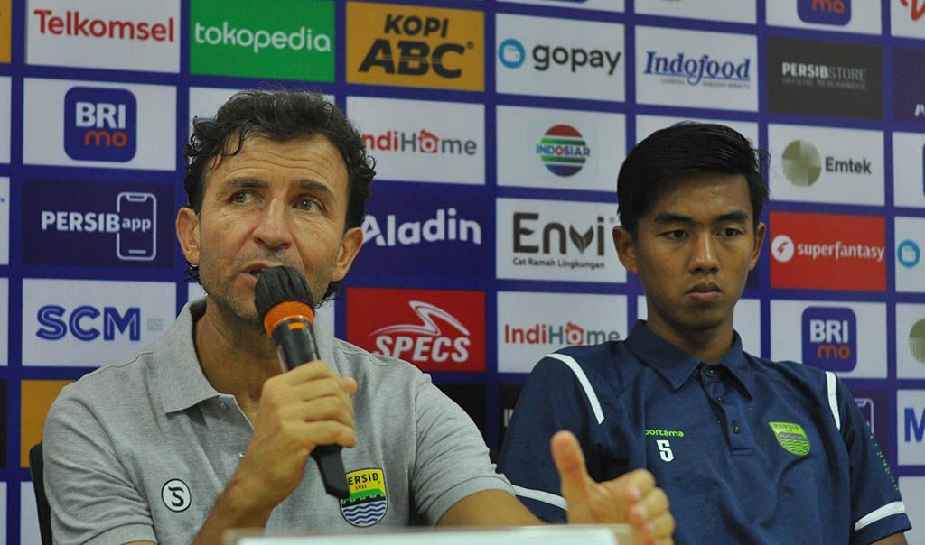 Pelatih Persib Luis Milla memuji kekompakan timnya usai meraih kemenangan 1-0 atas Borneo di Stadion Pakansari, Kamis 26 Januari 2023.