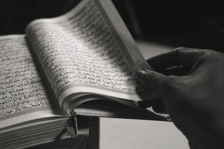 Membaca Al Quran: Teks Arab atau Tulisan Arab Surat Al Mutaffifin./ Pixabay