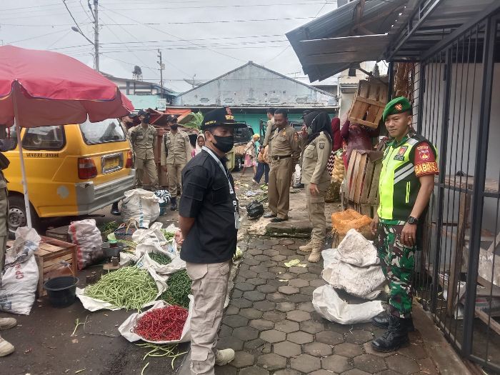 Penertiban pedagang kaki lima di sekitar Pasar Induk Wonosobo oleh Babinsa Koramil Wonosobo