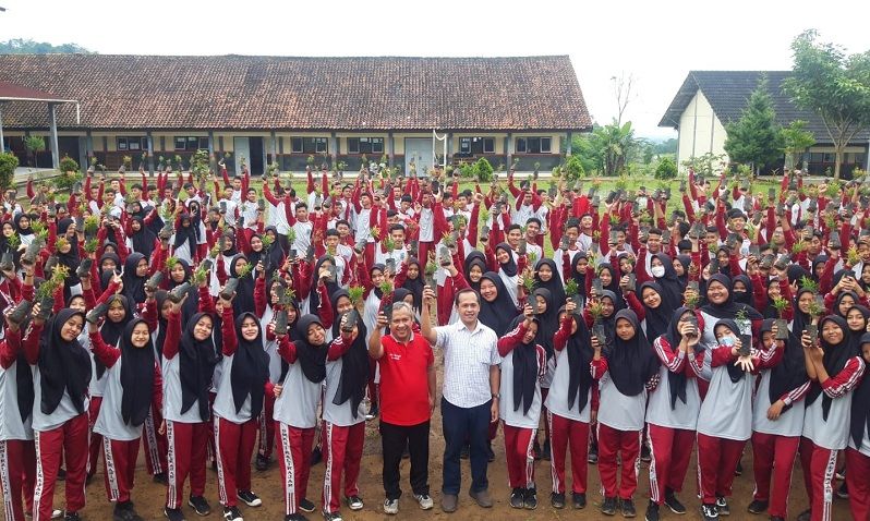 Siswa SMKN 1 Kalikajar menanam 250 bibit Pucuk Merah di lingkungan sekolah, pada Jumat 27 Januari 2023