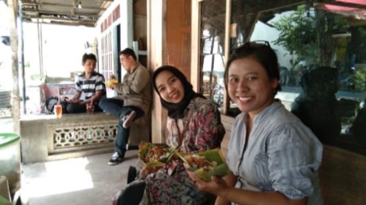 Pengunjung saat menikmati nasi pager khas Godong, Kabupaten Grobogan.