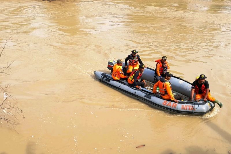 Pencarian korban Sukiyem warga Kabupaten Semarang, yang diduga hanyut di Sungai Tuntang oleh Tim SAR.