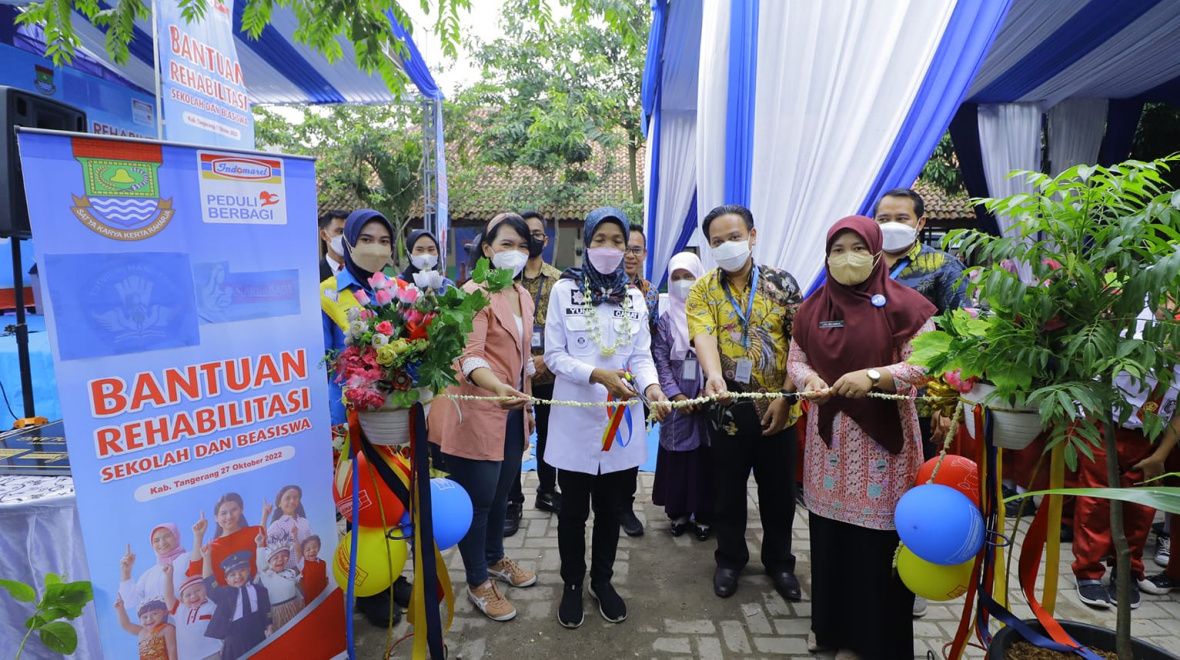 Gunting pita kegiatan Bantuan rehabilitasi sekolah dan beasiswa di Kota Tangerang dari SGM Eksplor bekerja sama dengan Indomaret