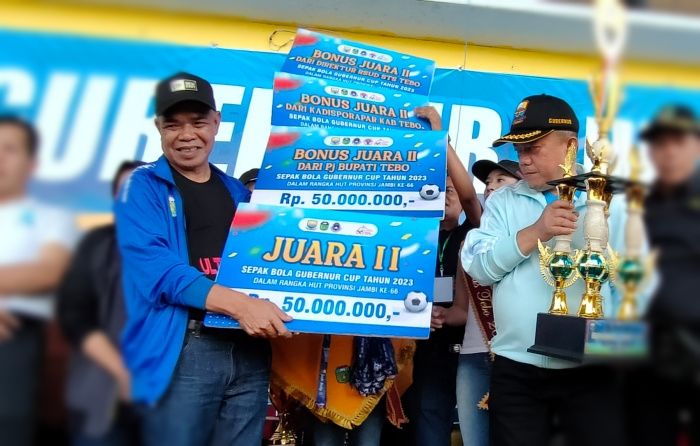 Gubernur Jambi Al Haris didampingi Pj Bupati Tebo Aspan saat menyerahkan trophy dan hadiah kepada Tim Kesebelasan Kabupaten Merangin.