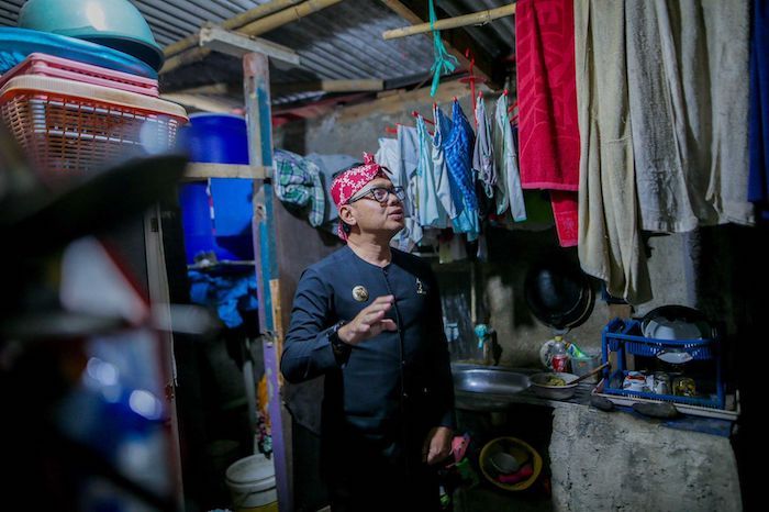 Wali Kota Bogor Bima Arya saat meninjau sejumlah Rumah Tidak Layak Huni (RTLH) yang akan menerima bantuan perbaikan di RT 04 / RW 09, Katulampa, Bogor Timur.