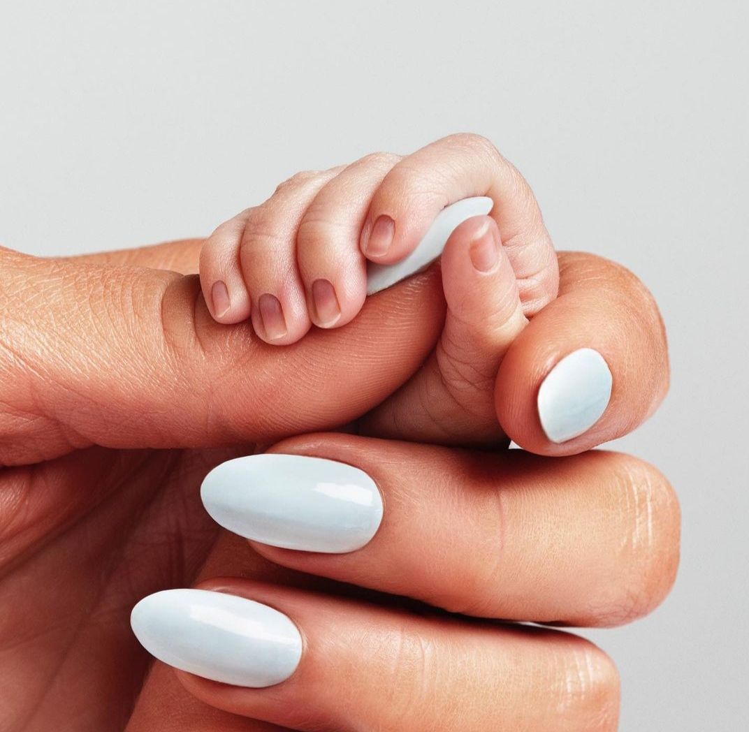 Sah jadi Ibu! Paris Hilton Lahirkan Bayi Pertamanya Lewat Rahim Ibu Pengganti