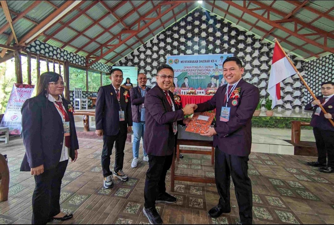 Foto Sekretaris DPW PPNI Sulut memberikan selamat kepada Ketua terpilih
