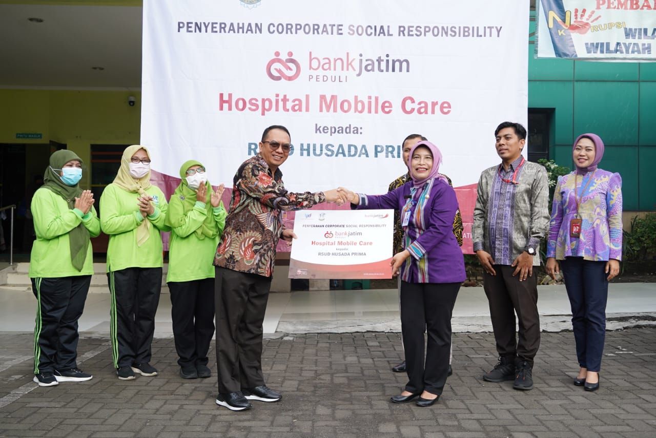 Bank Jatim serahkan bantuan 1 Unit Mobil Hospital Mobile Care  ke RSUD Husada