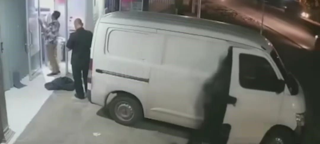 Aksi seorang pria yang merampok bawa kabur mobil isi uang tunai miliaran di Subang Jawa Barat terekam CCTV