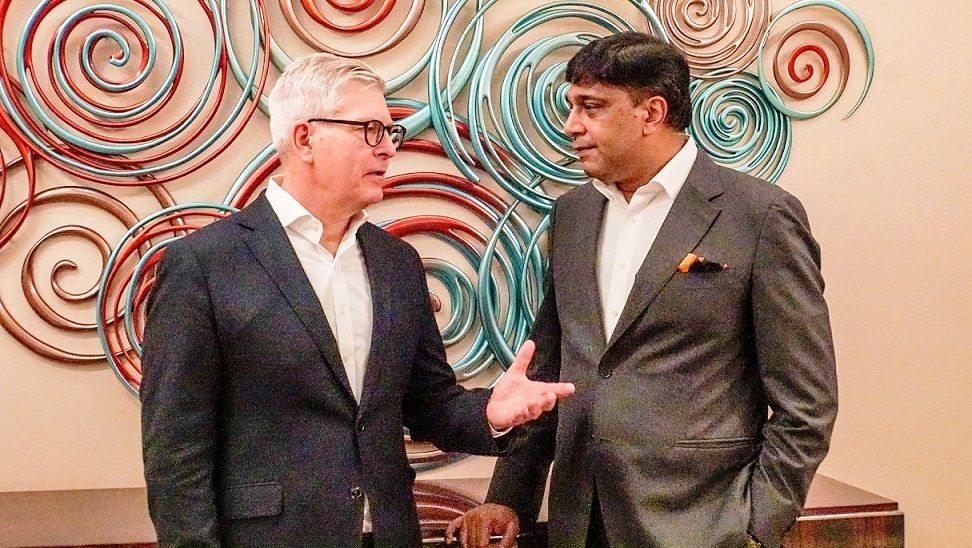 (Ki-Ka) President Director & CEO Indosat Ooredoo Hutchison Vikram Sinha dan President & CEO of the Ericsson Group Borje Ekholm.  Foto: Ericsson