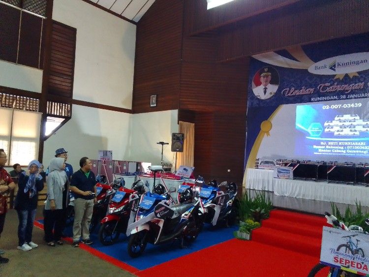 Bank Kuningan ngayakeun undian tabungan berhadiah, lumangsung di Gedong Sanggariang, Jalan Siliwangi Kuningan, Saptu, (28/1/2023).