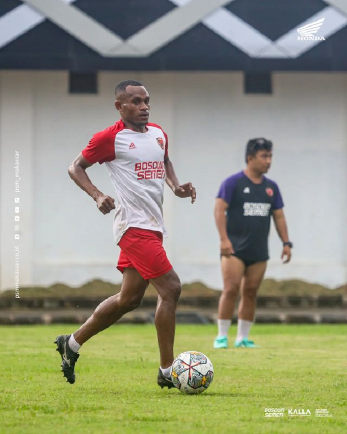 Gunansar Mandowen terlihat sudah berlatih bersama para pemain PSM Makassar jelang menghadapi Rans Nusantara di Gelora BJ Habibie pada Senin mendatang. 