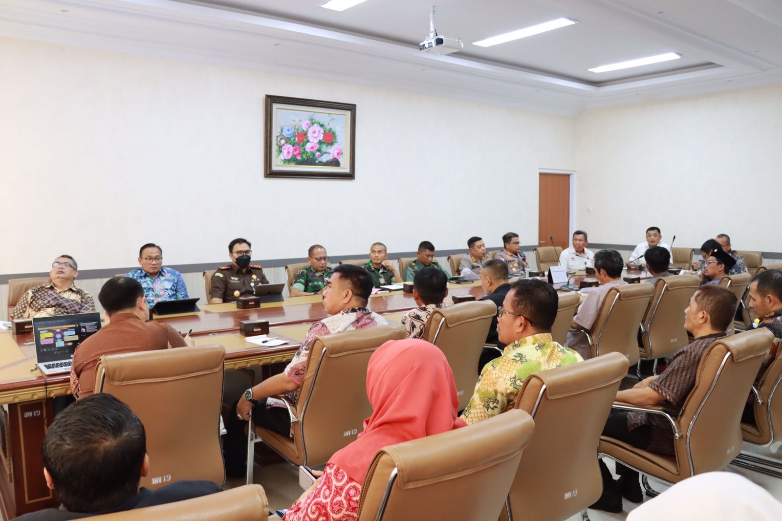 Rakor (Rapat Koordinasi) jeung Sinkronisasi Penyelesaian Permasalahan HGU PT PG Rajawali II di rohangan rapat Sekda Kabupaten Indramayu Komplek Pemerintahan Daerah Kabupaten Indramayu, Kemis (26/01/2023).