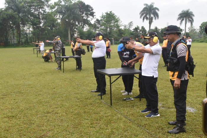 Forum Koordinasi Pimpinan Daerah (Forkopimda) menggelar latihan menembak bersama yang diselenggarakan oleh Polres Wonosobo