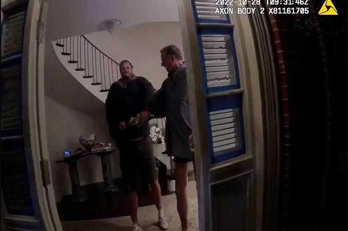 Tangkapan layar dari video kamera badan polisi menunjukkan David DePape memegangi Paul Pelosi, suami Ketua DPR saat itu Nancy Pelosi, di rumah pasangan itu pada 28 Oktober 2022.