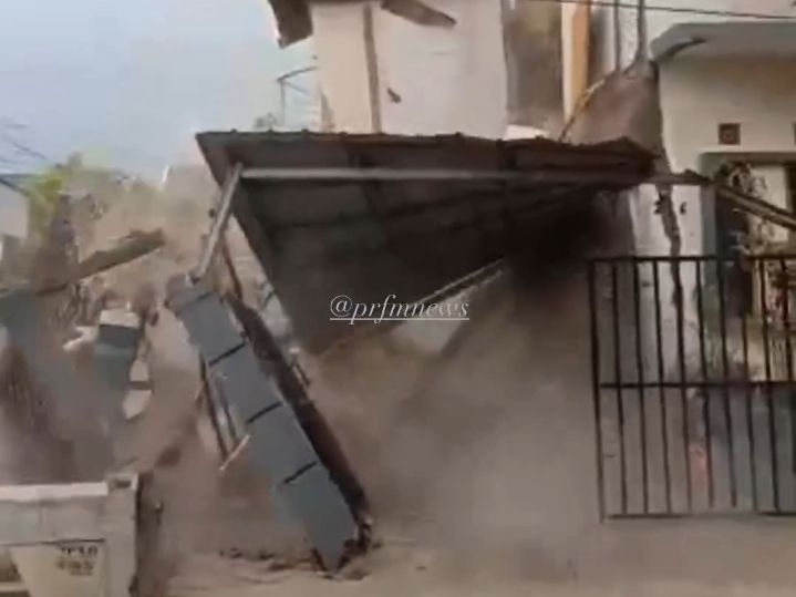 Detik-detik sebuah rumah rubuh di Cimahi./Tangkapan layar Instagram @prfmnews