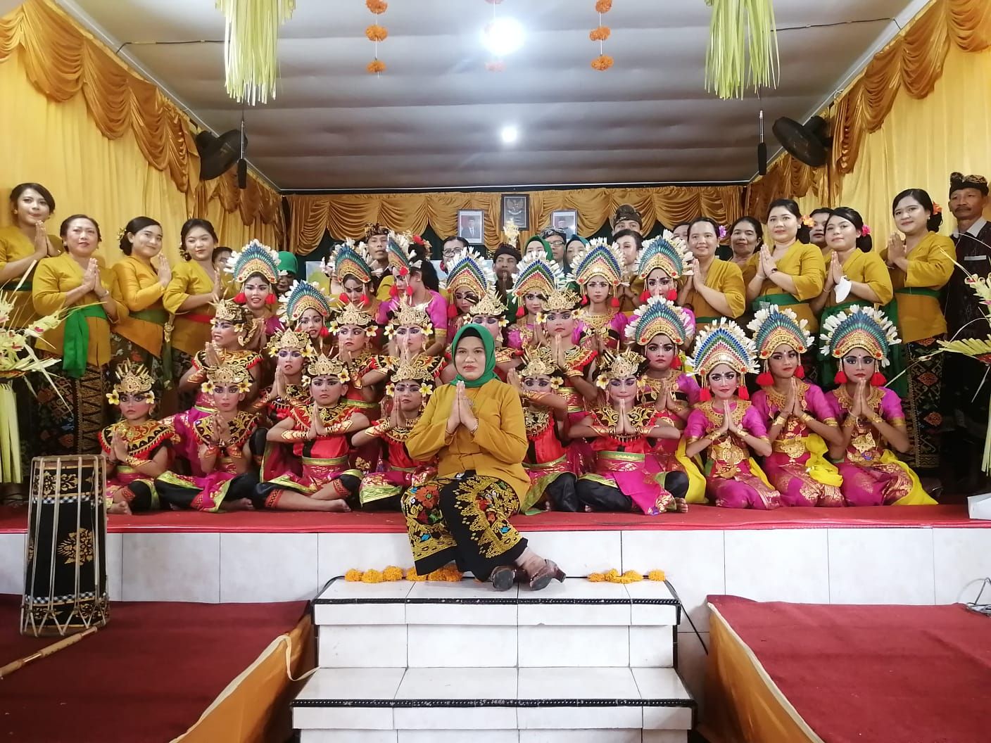 Para pendukung acara Pentas Seni Budaya HUT ke 55 SD Kartika VII 2 Sabtu 28 Januari 2023.