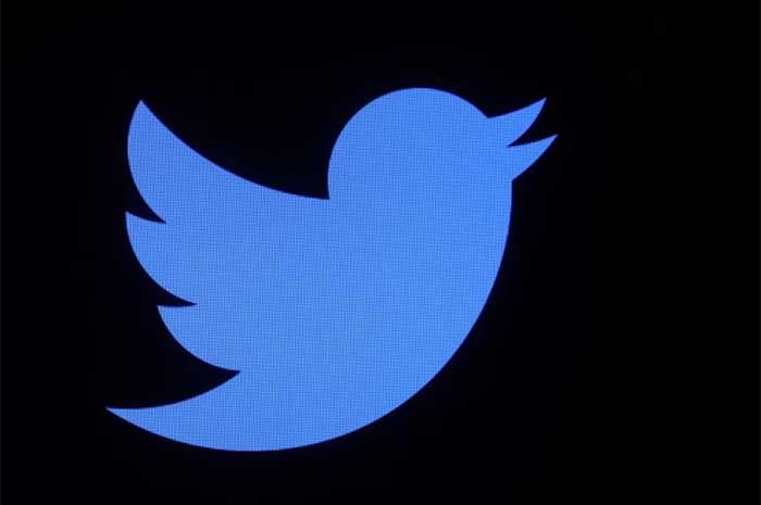 Logo Twitter ditampilkan di layar di lantai New York Stock Exchange (NYSE) di New York City, AS, 1 Juni 2022.