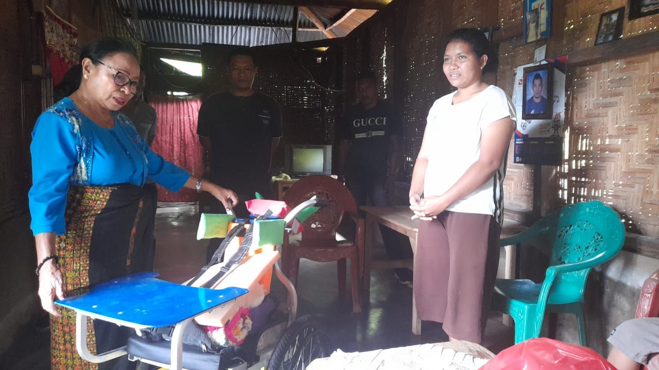 Prihatin Dengan Kondisi Anak Gerson, Theresia Wisang Agas Sumbangkan 1 Unit Kursi Roda