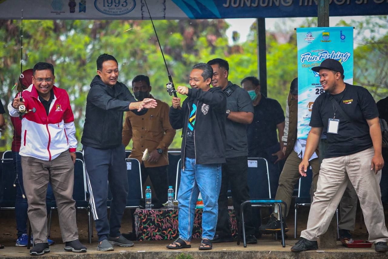 Wali Kota Bandung Yana Mulyana mengikuti kegiatan Fun Fishing di Situ Manglayangan