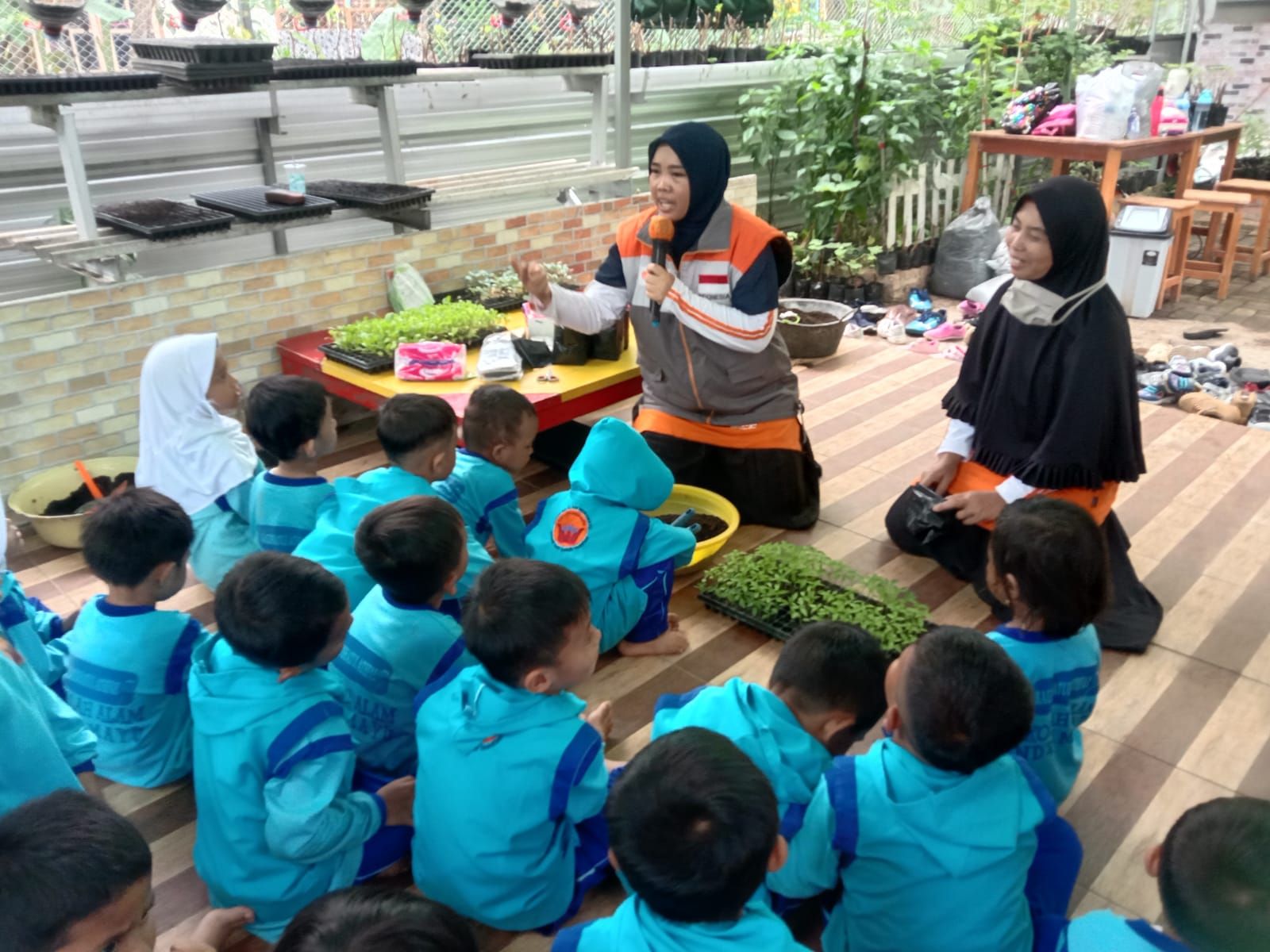 Relawan Inspirasi Desa Berdaya Tegalurung, Lastri Mulyani saat memberikan pengarahan kepada siswa RA Sekolah Alam Indramayu di kebun gizi lansia, Jumat (27/1/2023).     