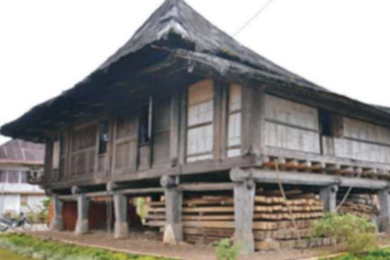 Rumah atau Lamban Pesagi yang berusia 300 tahun di Lampung Barat