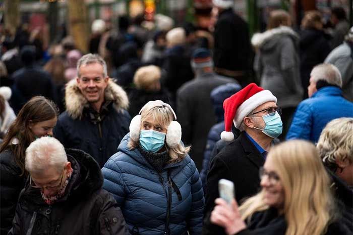 Orang-orang memakai masker sebagai perlindungan terhadap pandemi penyakit coronavirus (COVID-19) di New York City, New York, AS, 12 Desember 2022.